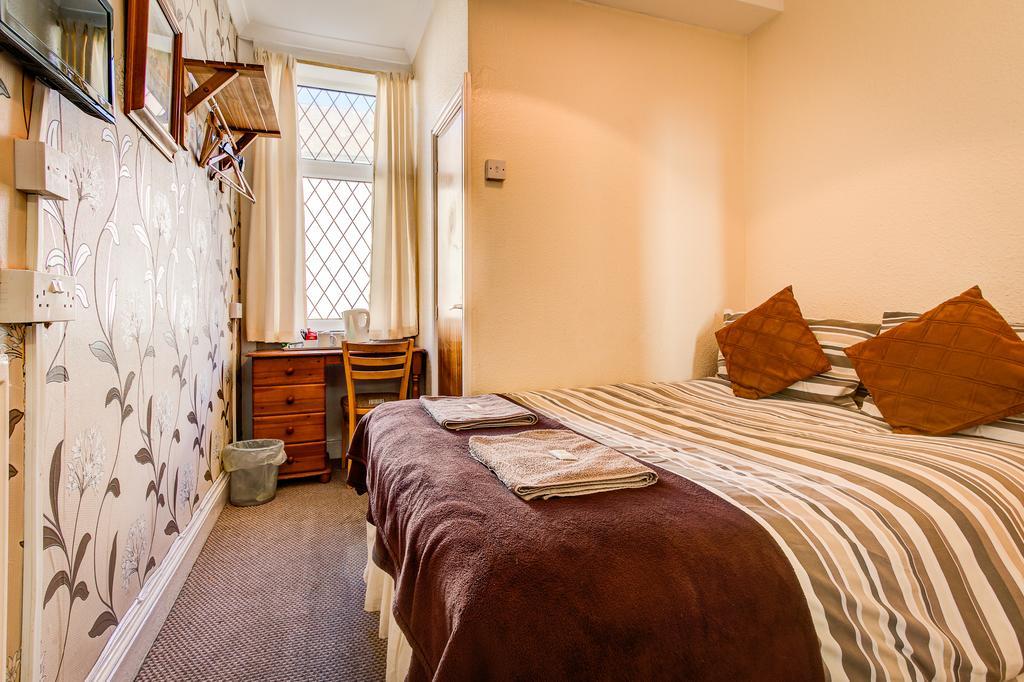 The Farnborough Hotel - Blackpool — Photos 1